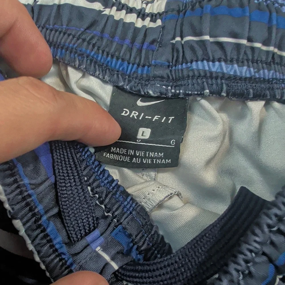 Nike Dri-FIT Boys Shorts Size Large Blue White Striped Athletic Shorts 831152